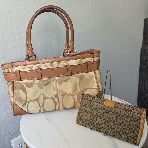 COACH SIGNATURE HAMPTON OPTIC HAND BAG. - Picture 2 of 16